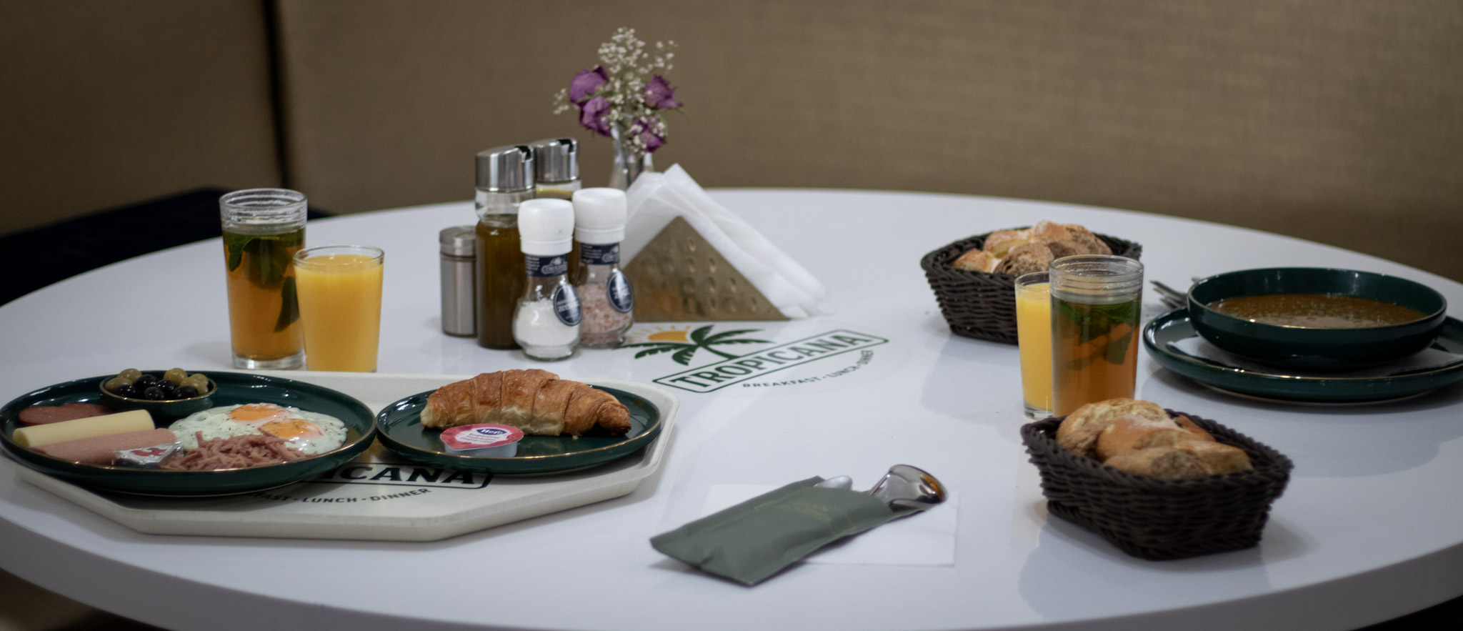 Uitgebreid Marokkaans ontbijt met diverse gerechten op tafel bij Tropicana Breda