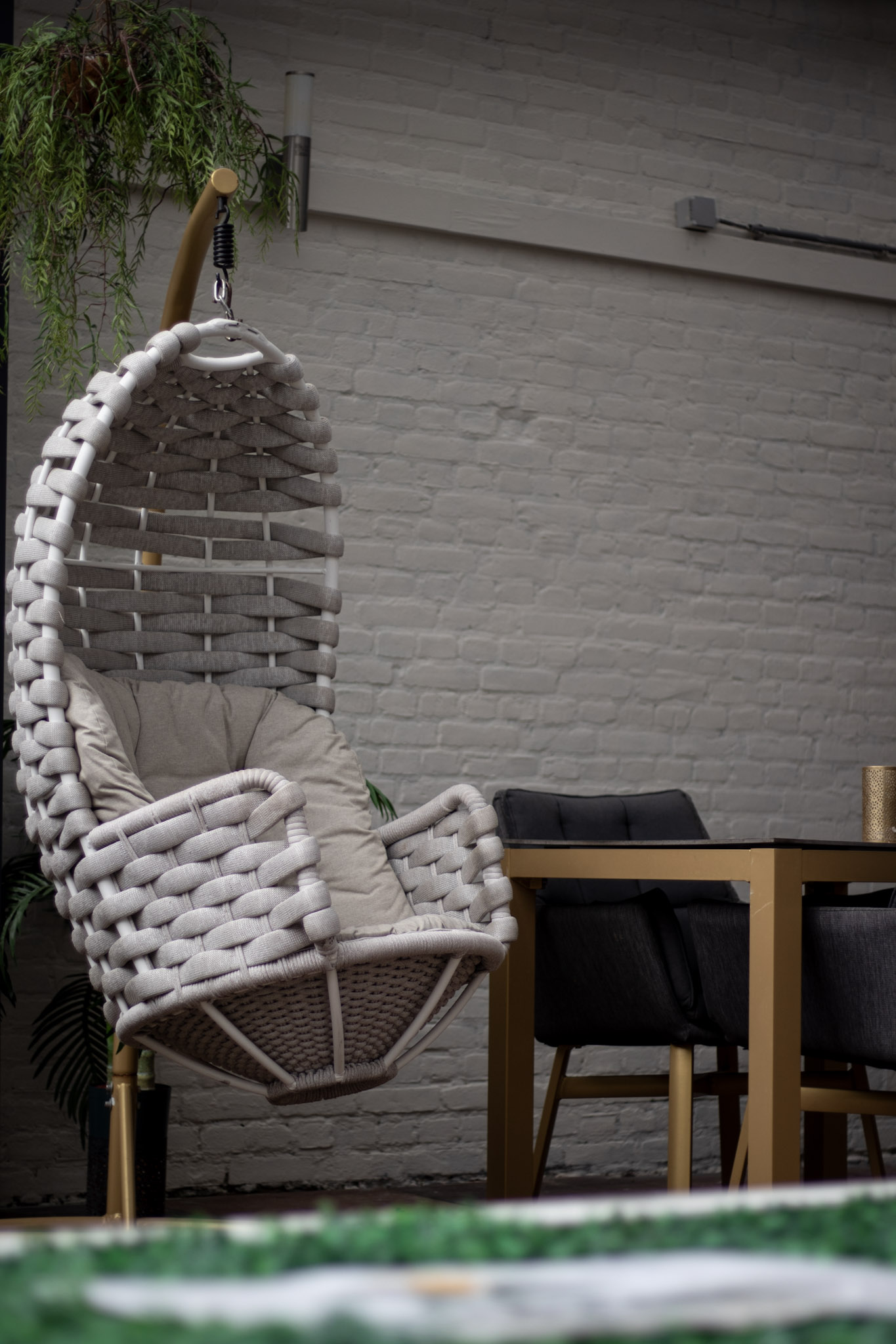 Hangstoel in de lounge van restaurant Tropicana Breda