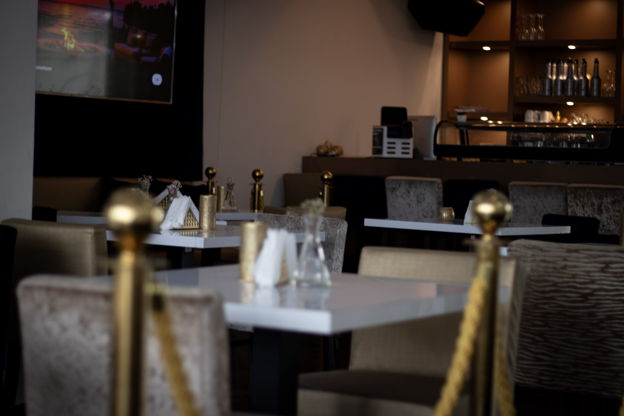 Restaurantinterieur van Tropicana Breda met eetgedeelte en counter