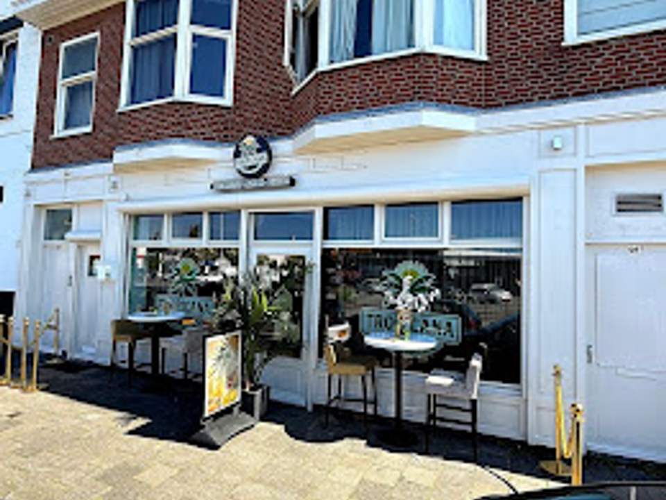 Buitenaanzicht van restaurant Tropicana aan de Belcrumweg in Breda