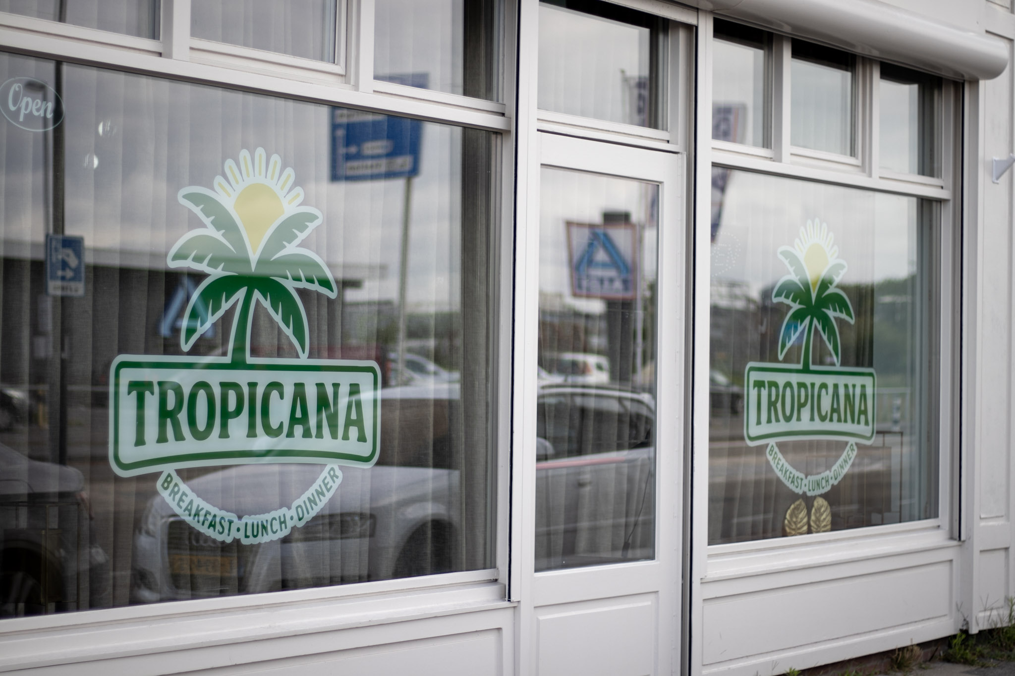 Buitenaanzicht van restaurant Tropicana aan de Belcrumweg in Breda