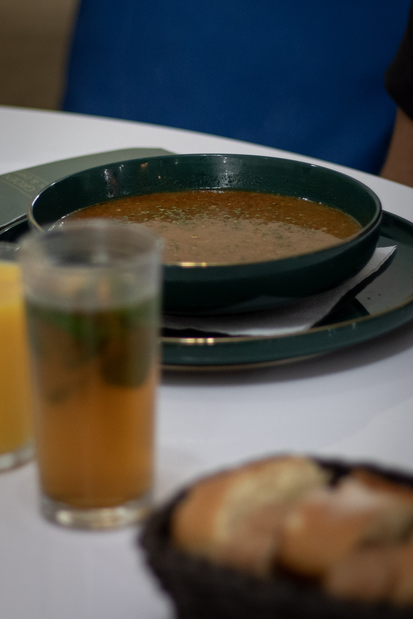 Soep met muntthee en sinaasappelsap bij lunch of diner bij Tropicana Breda