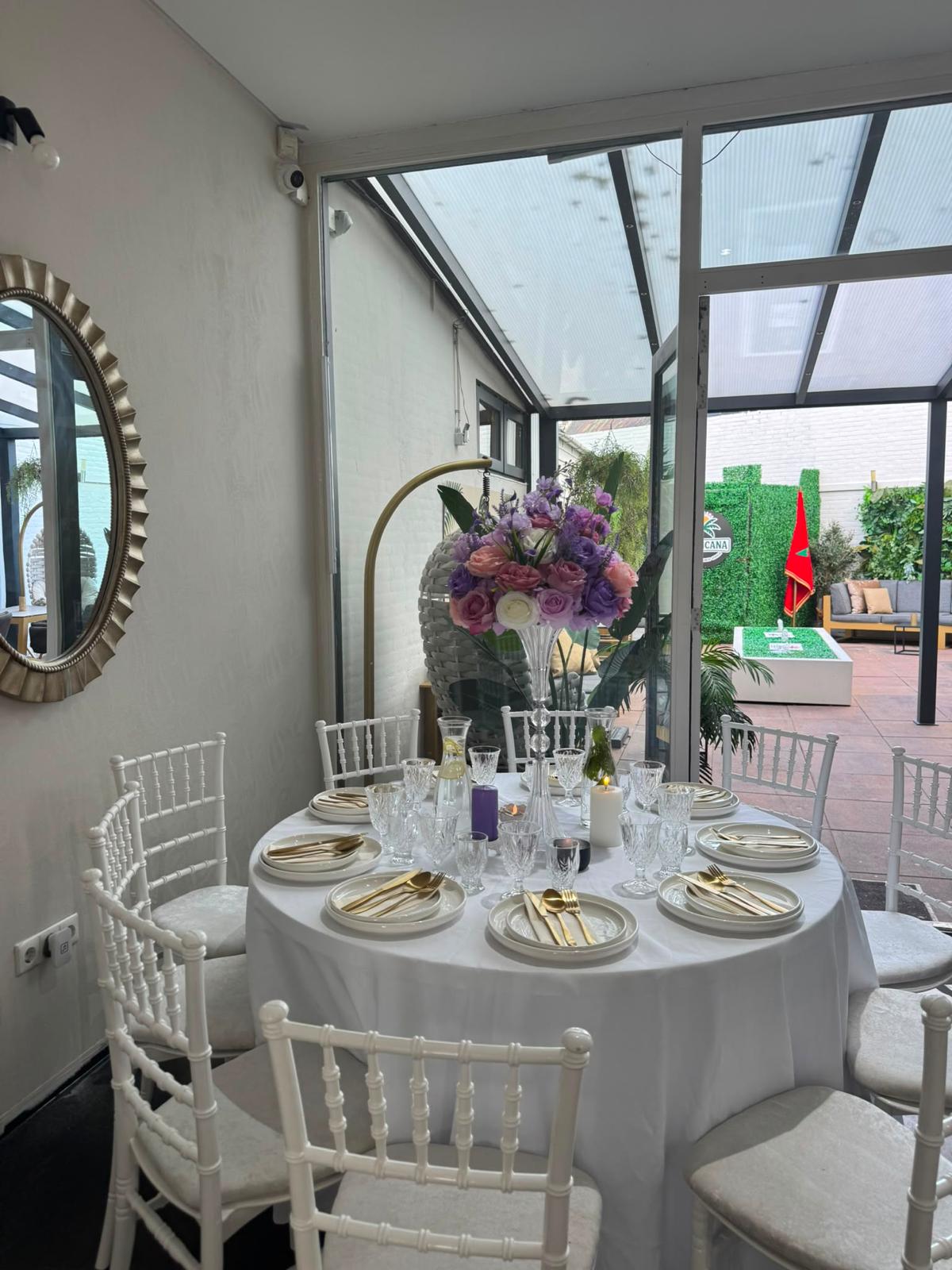 Elegante tafelsetting in de feestzaal van Tropicana Breda met zicht op het terras