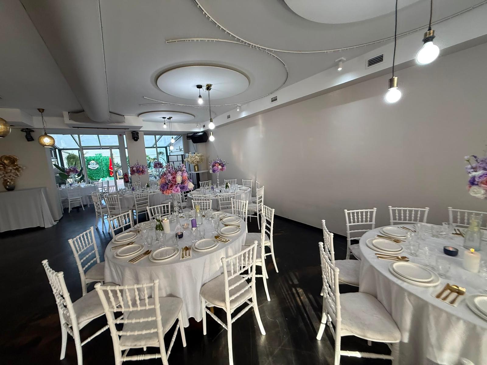 Professionele zaalopstelling voor zakelijke evenementen en diners bij Tropicana Breda